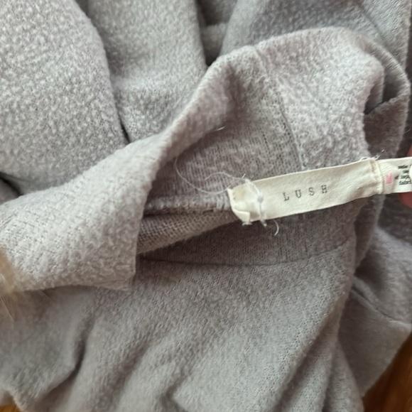 ***Lush Women’s Gray Solid Long Sleeve Turtleneck Sweater Top Sz M - Picture 4 of 4